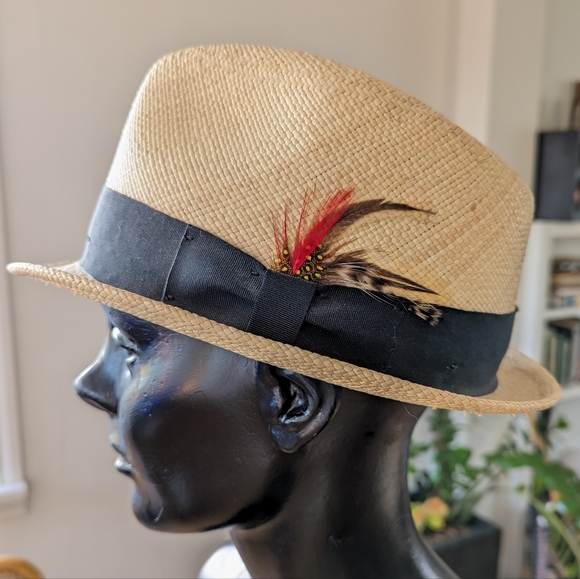 Tan fedora made in Ecuador with black beans and feathers - Picture 2 of 3
